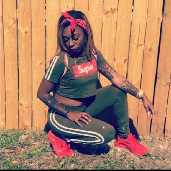 Olive Green “Super” Crop Top & Leggings - Picture 8 of 8